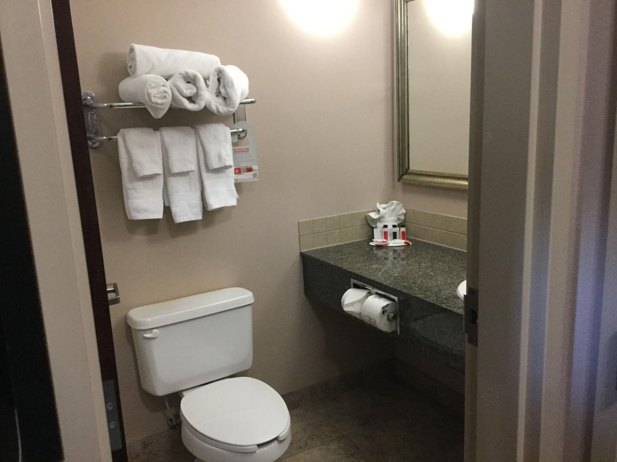 Ramada By Wyndham Brooks Hotel Ngoại thất bức ảnh