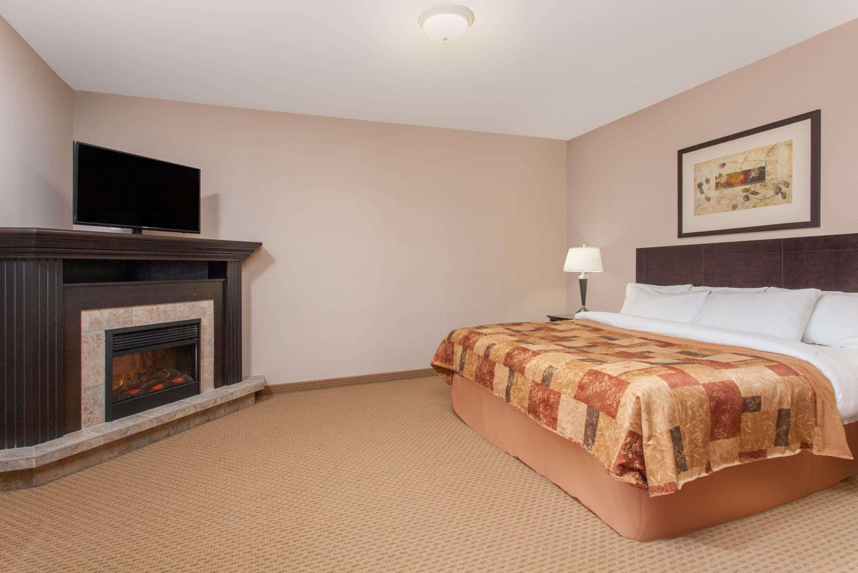 Ramada By Wyndham Brooks Hotel Ngoại thất bức ảnh