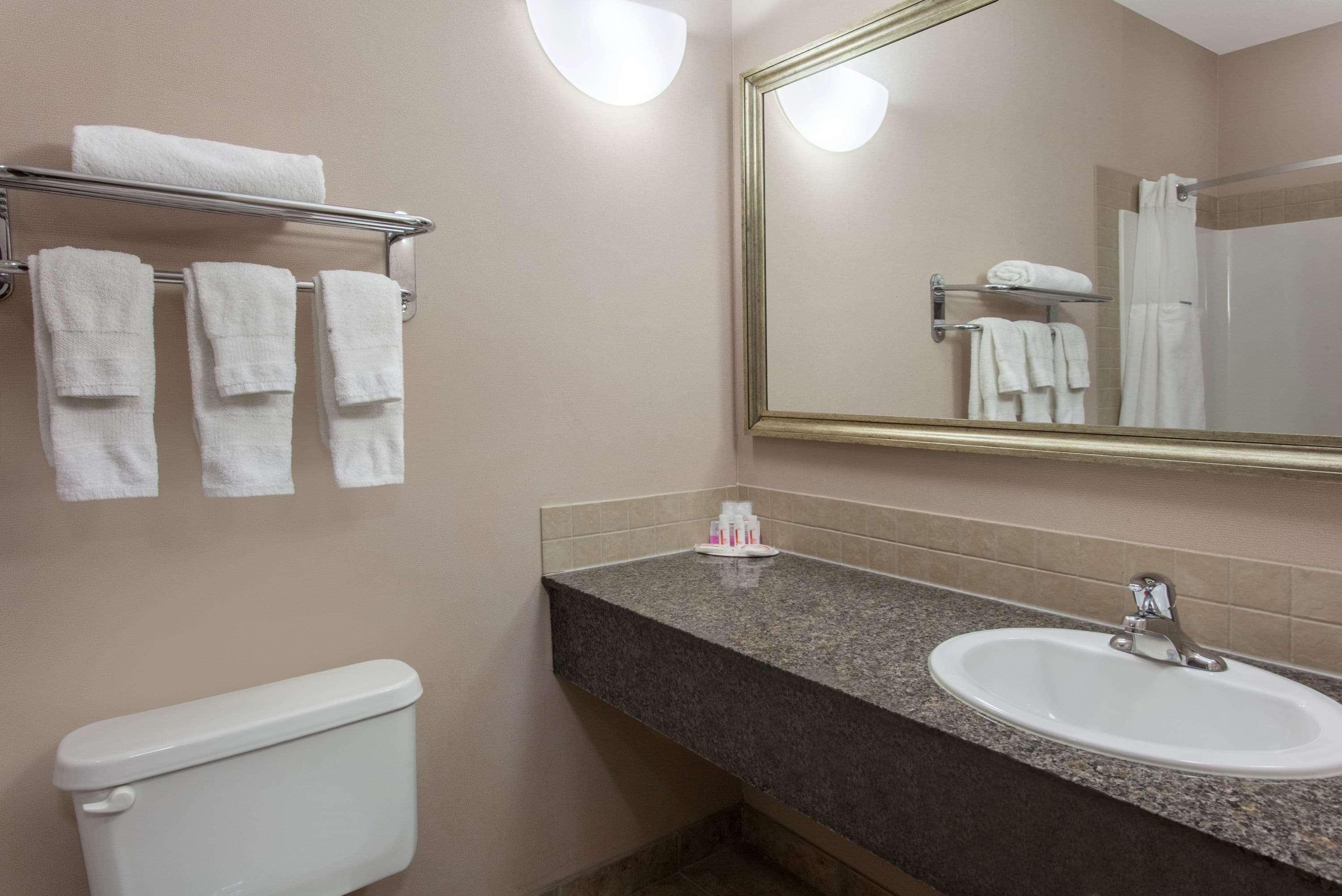 Ramada By Wyndham Brooks Hotel Ngoại thất bức ảnh