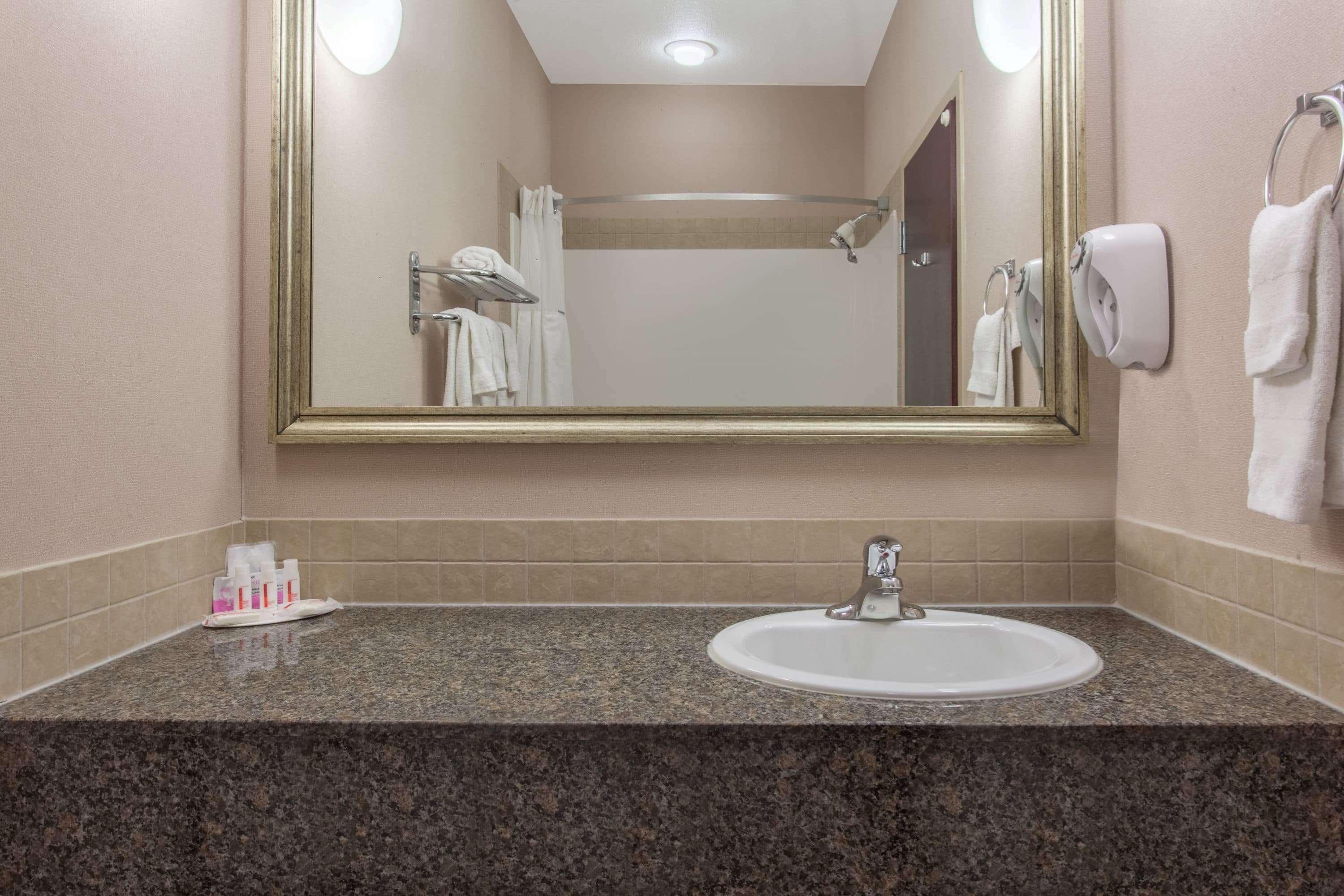 Ramada By Wyndham Brooks Hotel Ngoại thất bức ảnh